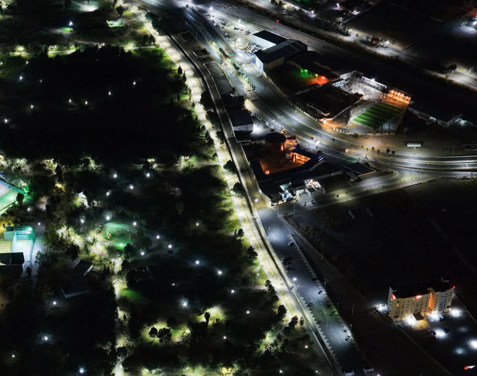 Renuevan luminarias del Parque Fundadores para mayor seguridad y visibilidad