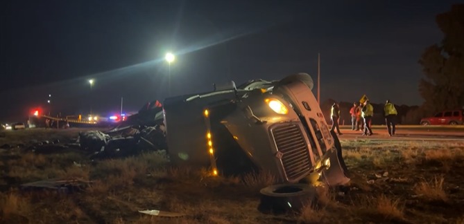 Vuelca tráiler en Estación Saucillo; conductor resultó lesionado de gravedad