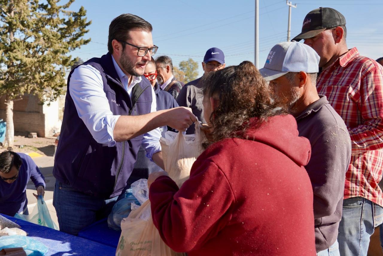 Regidor Mario Mata lleva apoyos alimentarios a colonia 4 Vientos