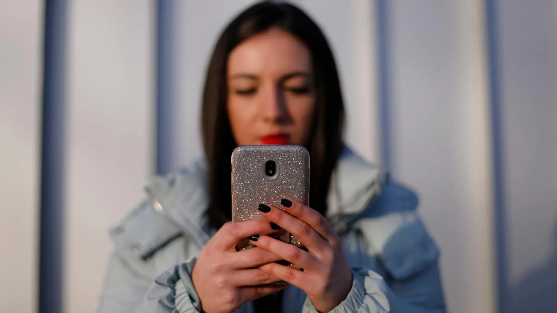 Cómo mejorar tu postura al usar el celular sin hacer ejercicios complicados