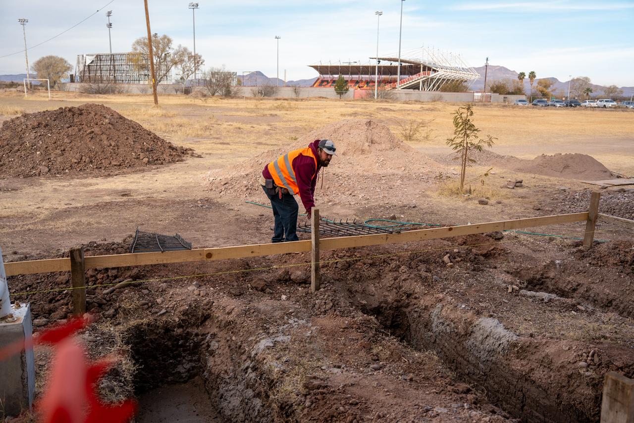 Supervisa Jesús Valenciano obra de gradas del Cobach 13 con recursos del Presupuesto Participativo
