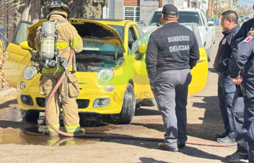 Mujer y un menor se ponen a salvo tras incendiarse su vehículo por un desperfecto mecánico