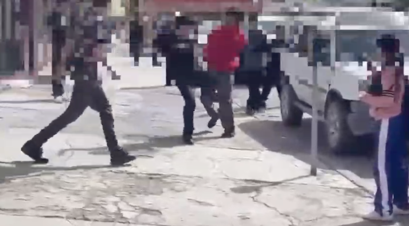 A golpes y patadas: riña entre jóvenes desata caos a plena luz del día enfrente de la Leyes