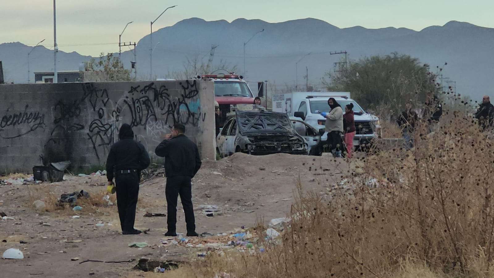 Hallan 2 calcinados dentro de un vehículo; reportaron el hecho sólo como incendio vehicular