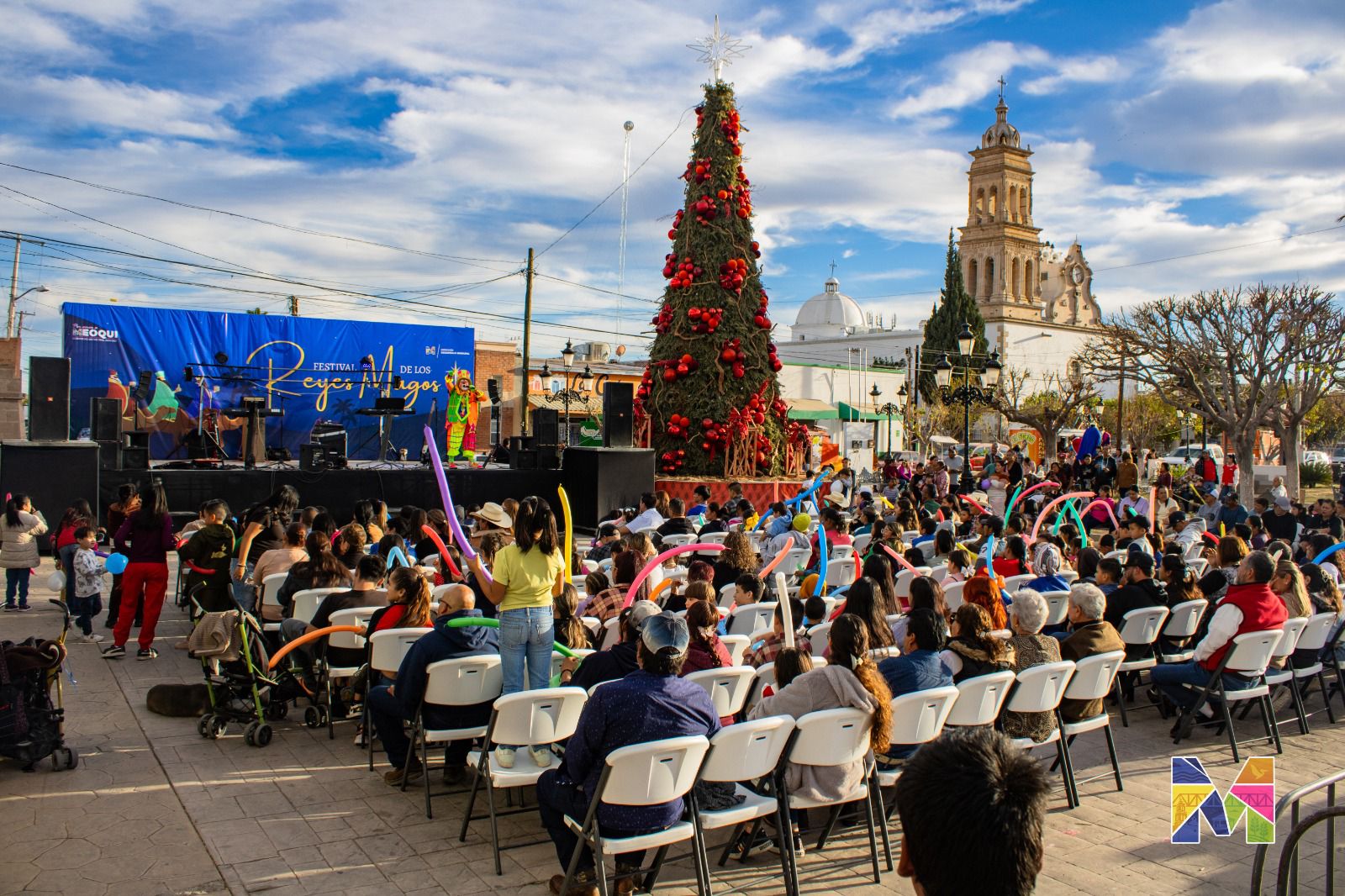 Celebran cientos de familias de Meoqui el Día de Reyes con mega rosca y show infantil