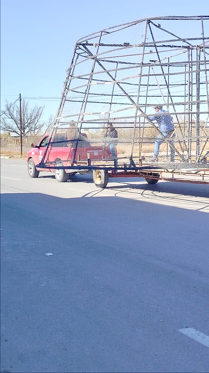 Retiran pino navideño de la plaza Benito Juárez, traslado duró casi una hora