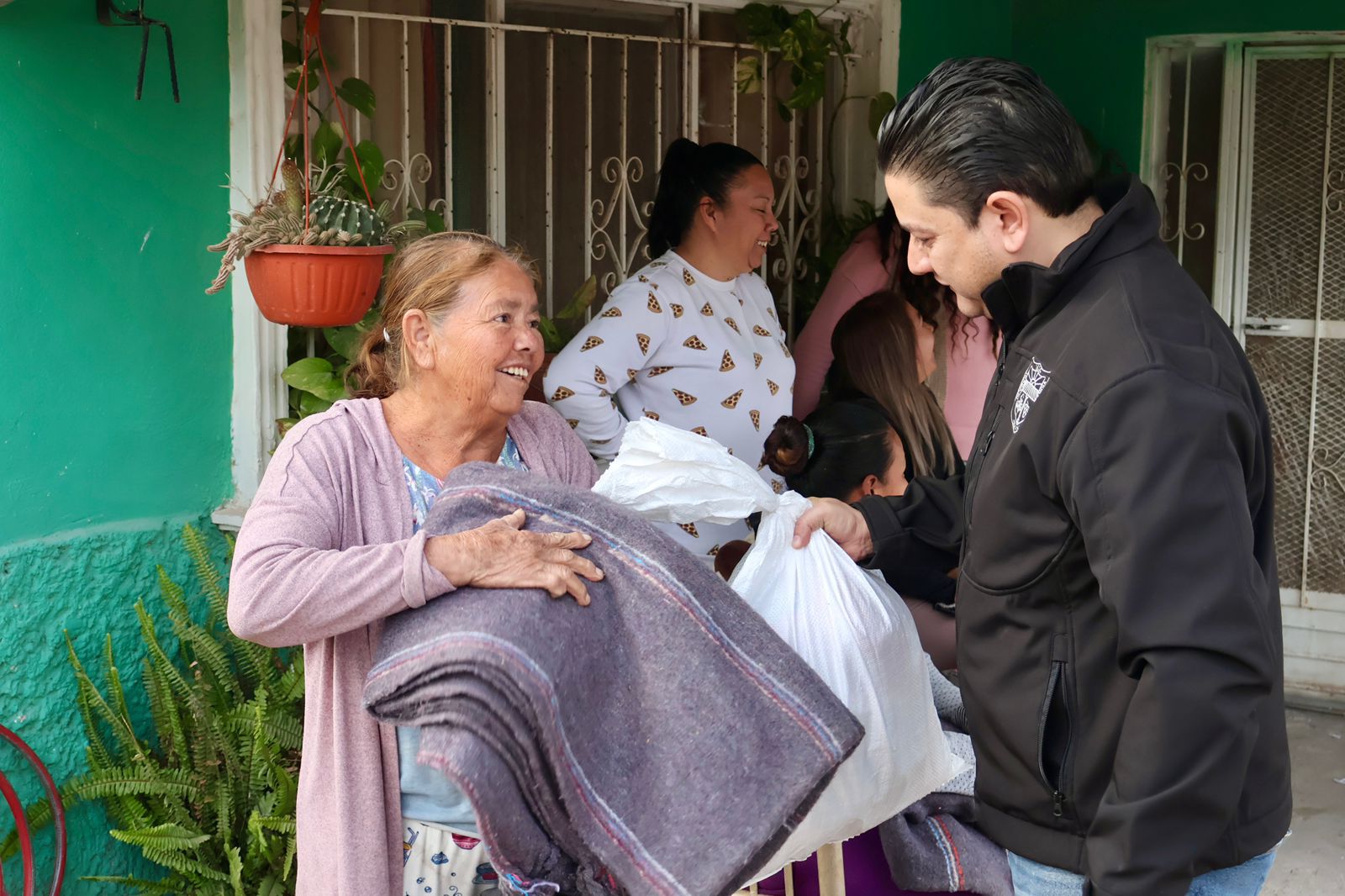 Lleva Gobierno Municipal Delicias apoyos alimentarios a la colonia Abraham González