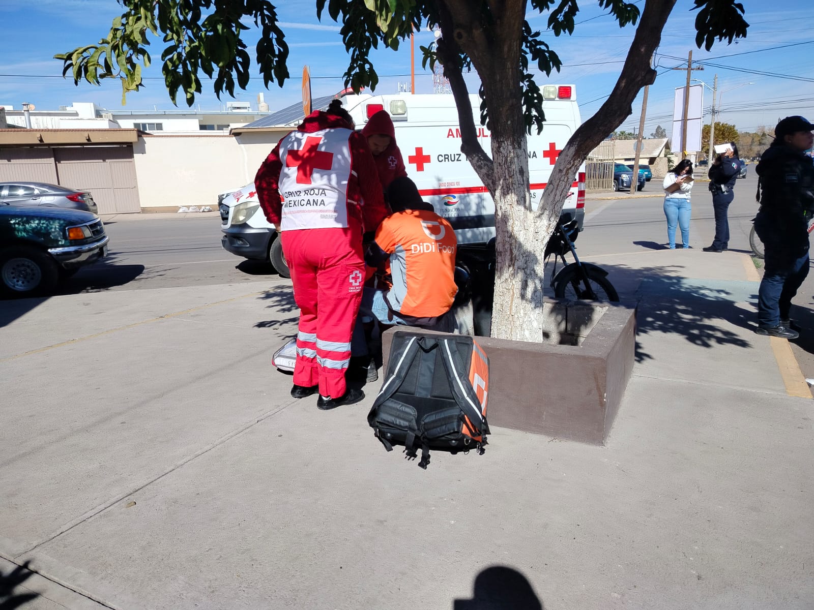 Repartidor esquivó choque e impactó cordón de banqueta y jardinera