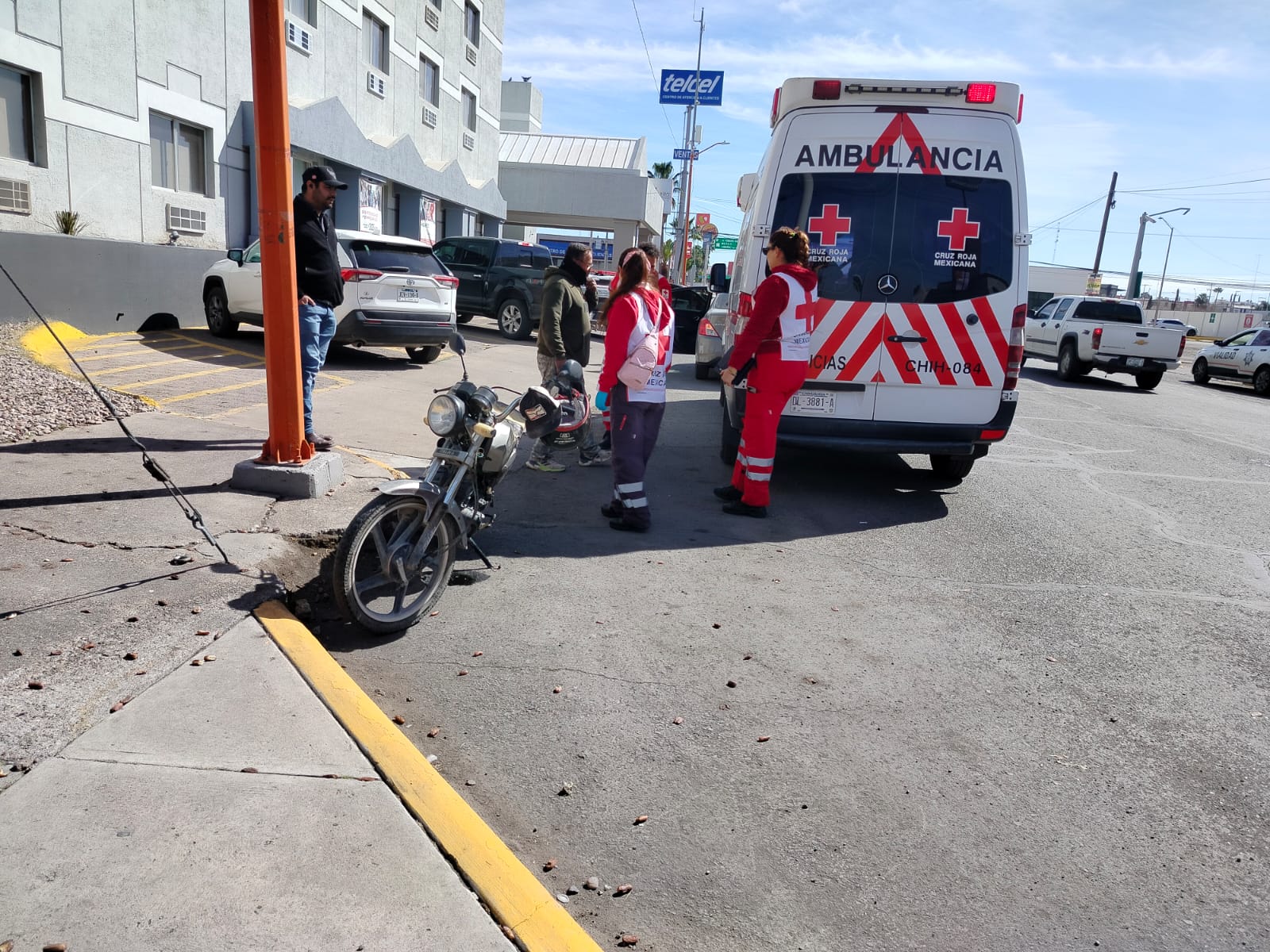Autó omitió alto y chocó contra una moto