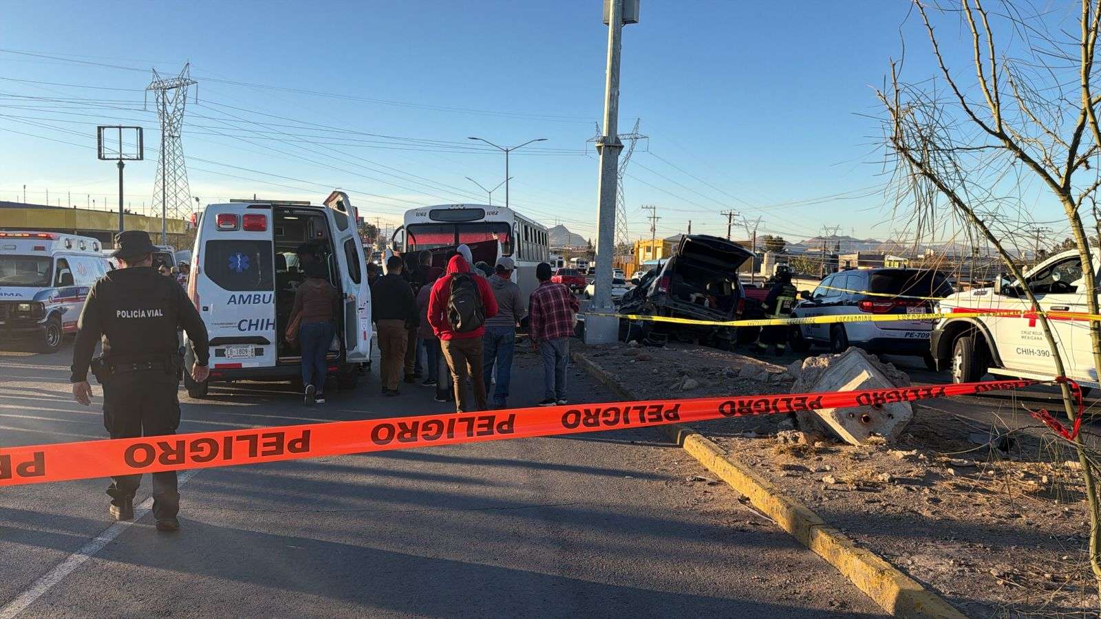 Brutal encontronazo entre camión urbano y Cherokee deja un muerto y 19 heridos