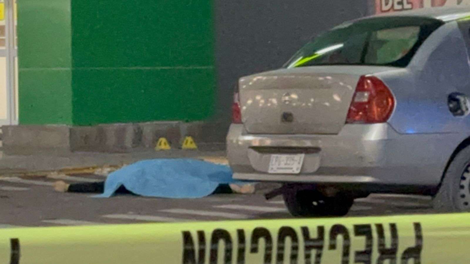 Ejecutan a hombre en estacionamiento de Soriana ante decenas de clientes