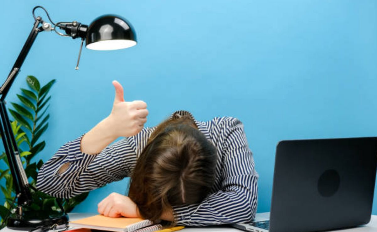 Por qué no desconectarte del trabajo impacta tu salud mental