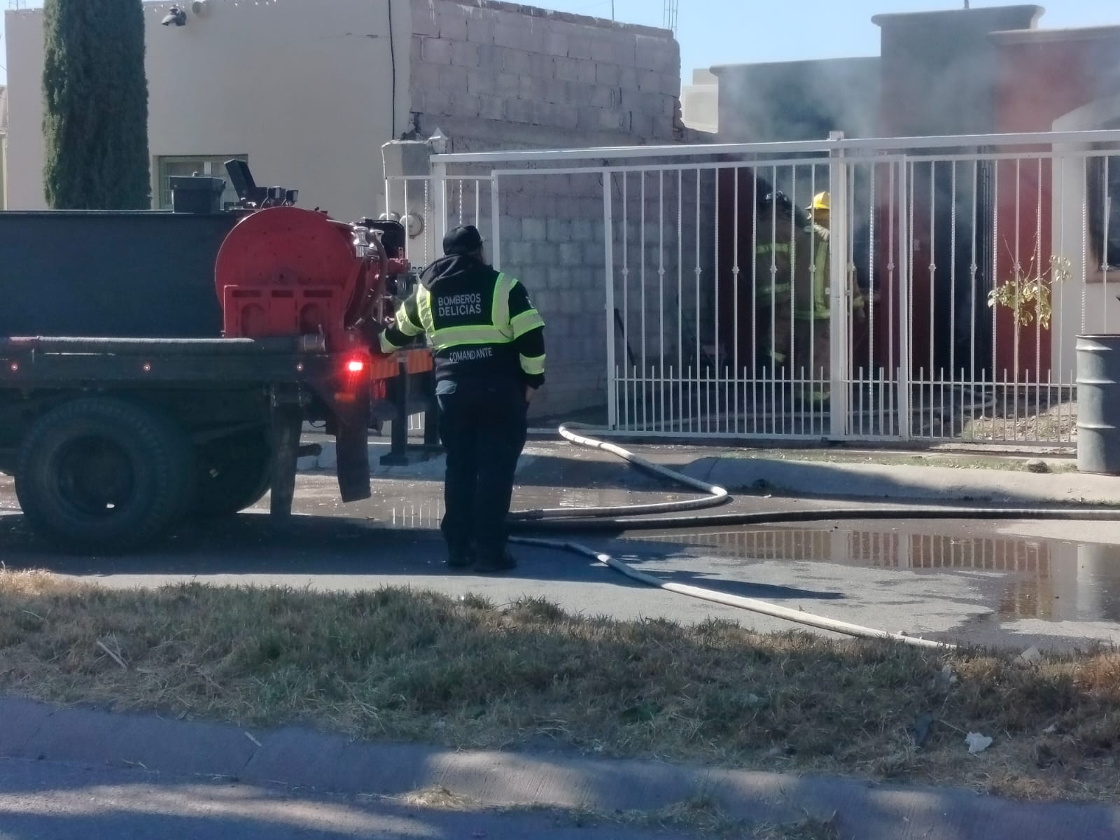 Flamazo en cocina desata incendio y deja severos daños en vivienda en Cumbres del Deporte