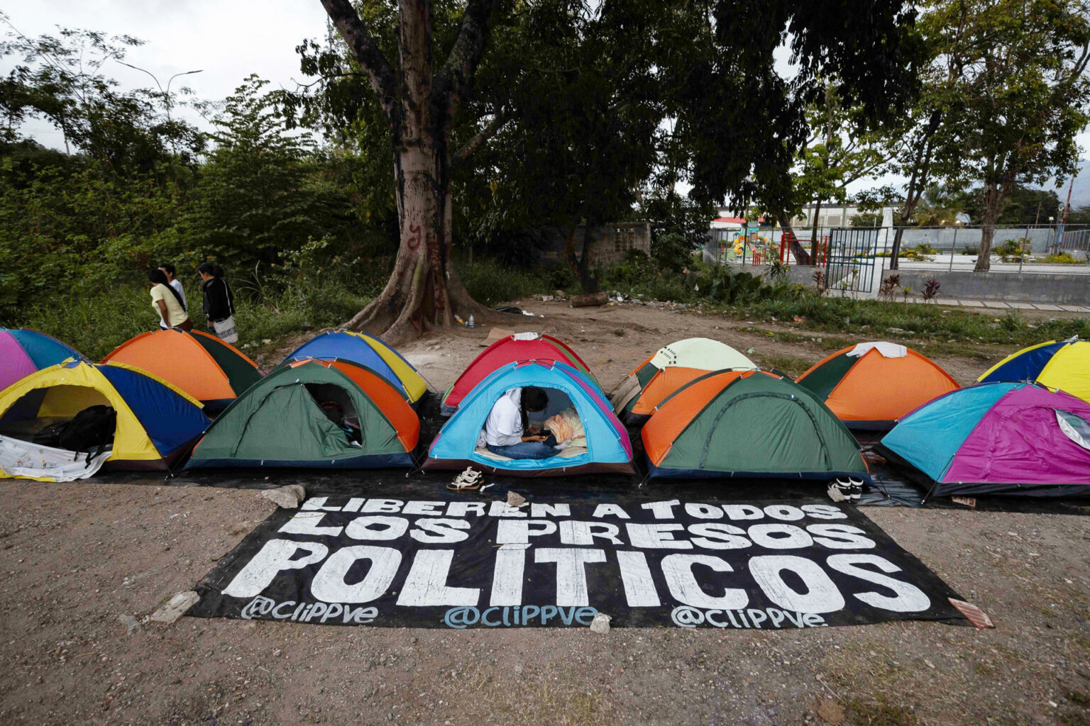 Comida, baños, traslados, los otros costos de esperar las excarcelaciones en Venezuela