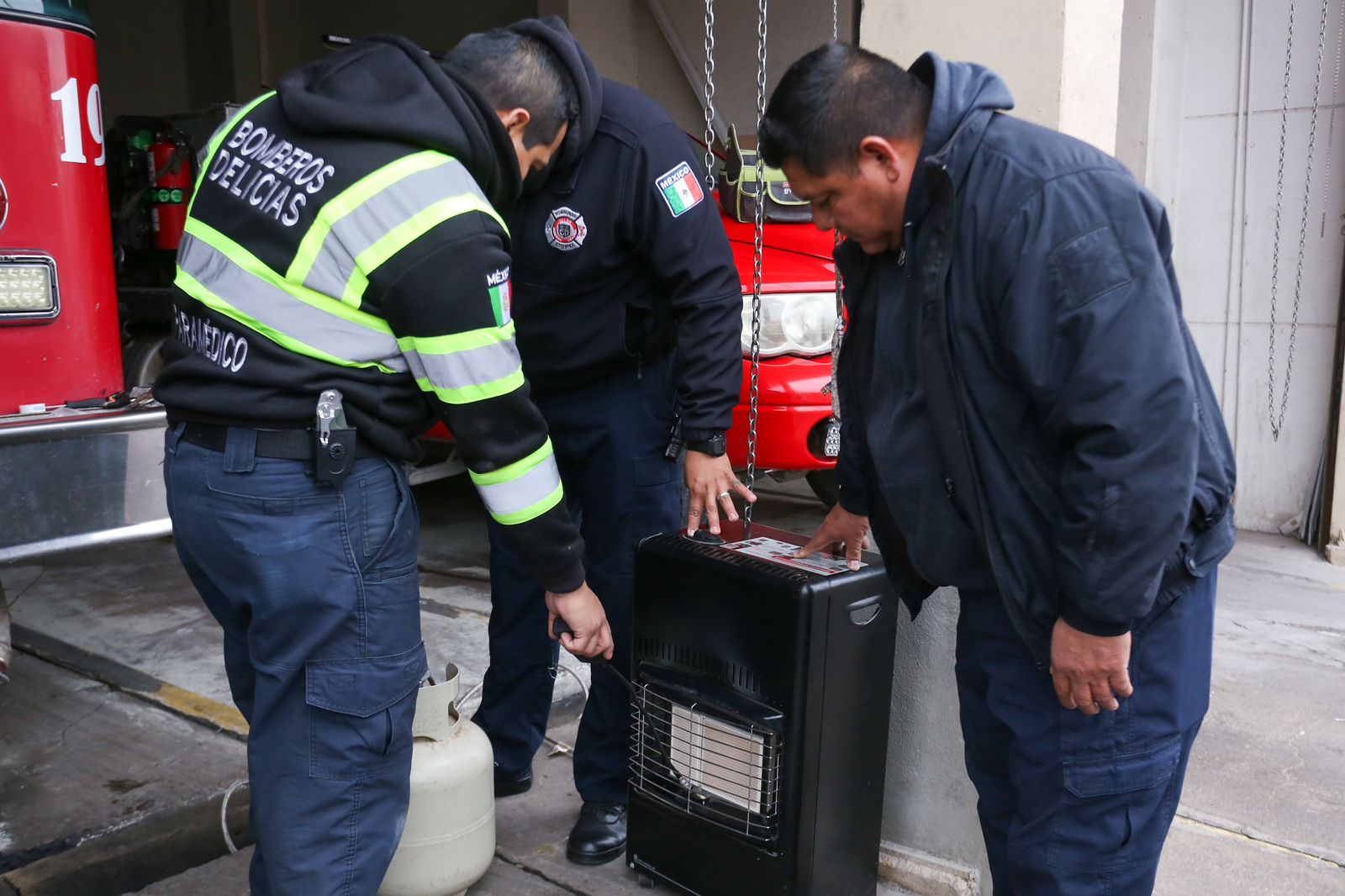 Promueve Bomberos Delicias revisión de calentones para prevenir accidentes ante frío intenso
