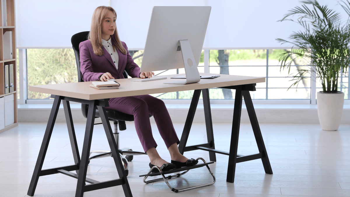 Por qué cambiar de postura durante el día mejora tu energía
