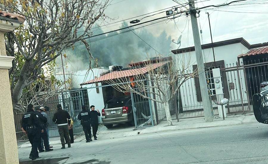 Corto circuito en luces navideñas provocó incendio en vivienda de Delicias; una persona resultó lesionada
