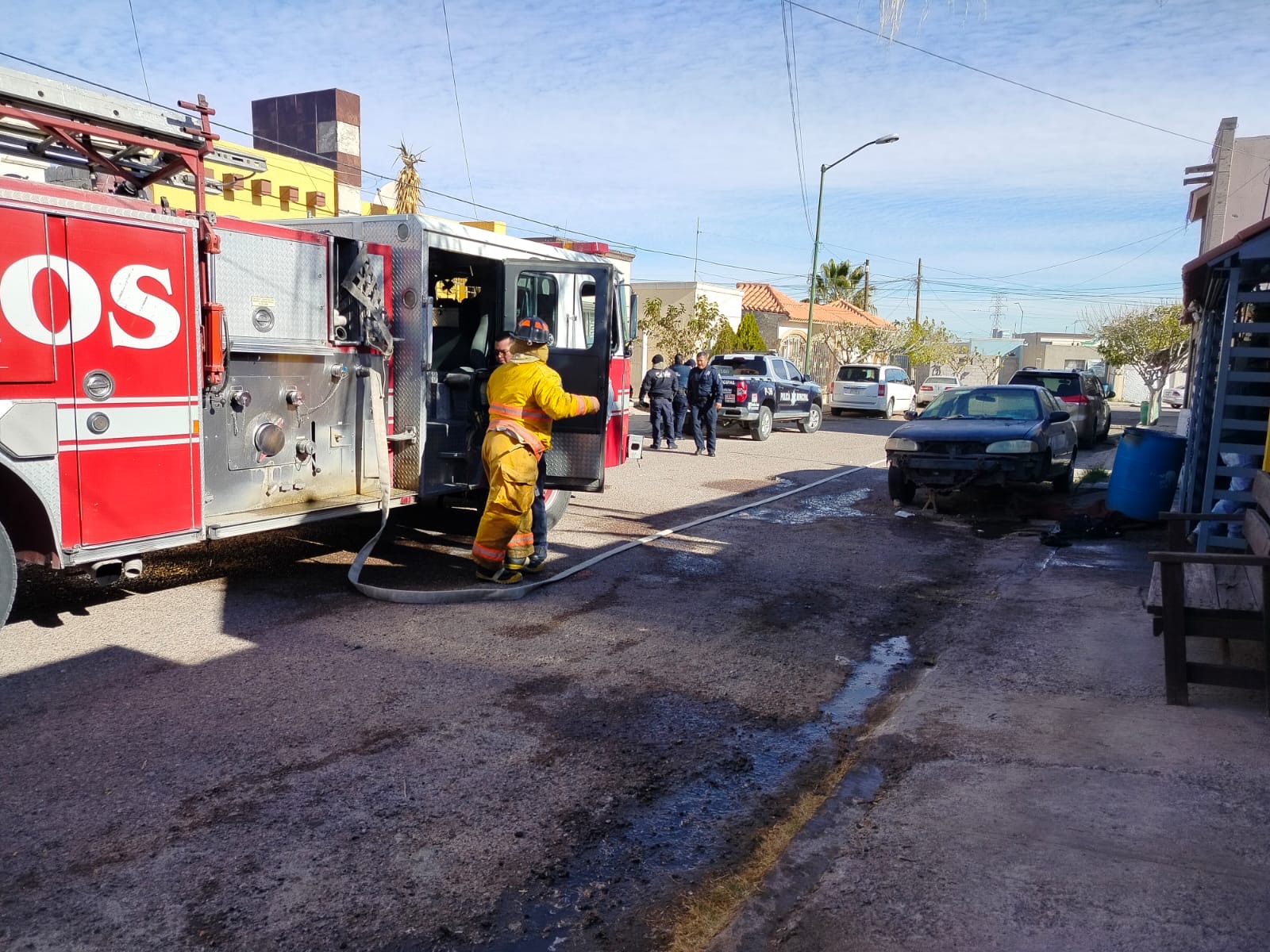 ???? ¡Pánico en fraccionamiento! Sujeto rocía gasolina e intenta incendiar su vivienda; Bomberos y Policía intervienen de emergencia