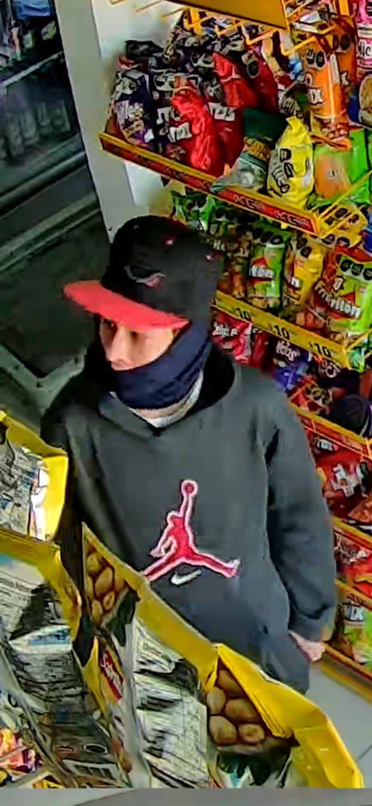 Solitario sujeto robó efectivo en un six cuchillo en mano