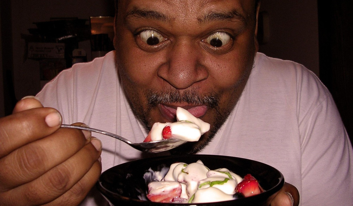 Errores comunes al comer que afectan la energía diaria