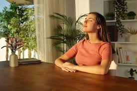 Cómo pequeños cambios en tu tarde pueden mejorar tu descanso nocturno