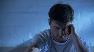 Por qué no puedes dormir aunque estés cansado y qué hacer al respecto