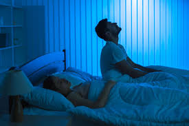 Despertar durante la noche: causas comunes y qué hacer