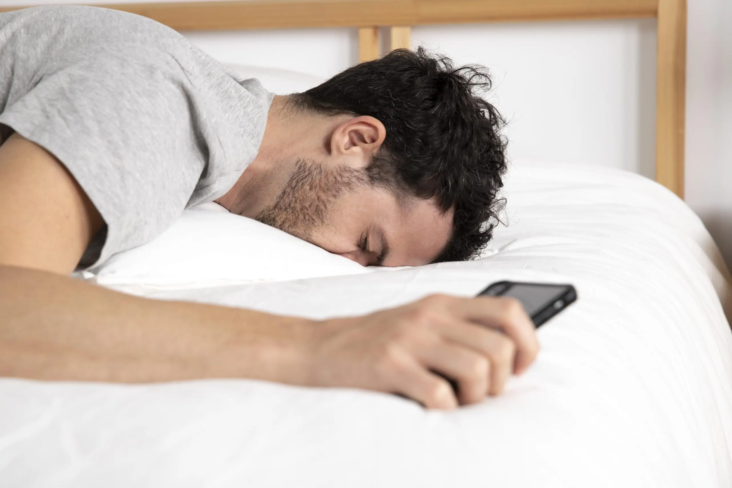 6 hábitos diarios que hacen que te sientas cansado desde la mañana