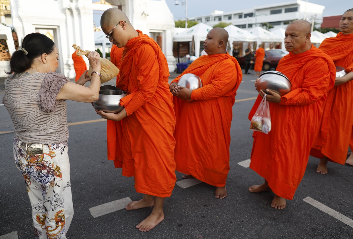 Monjes budistas que marchan por la paz en EE.UU. cumplen 70 días rumbo a Washington