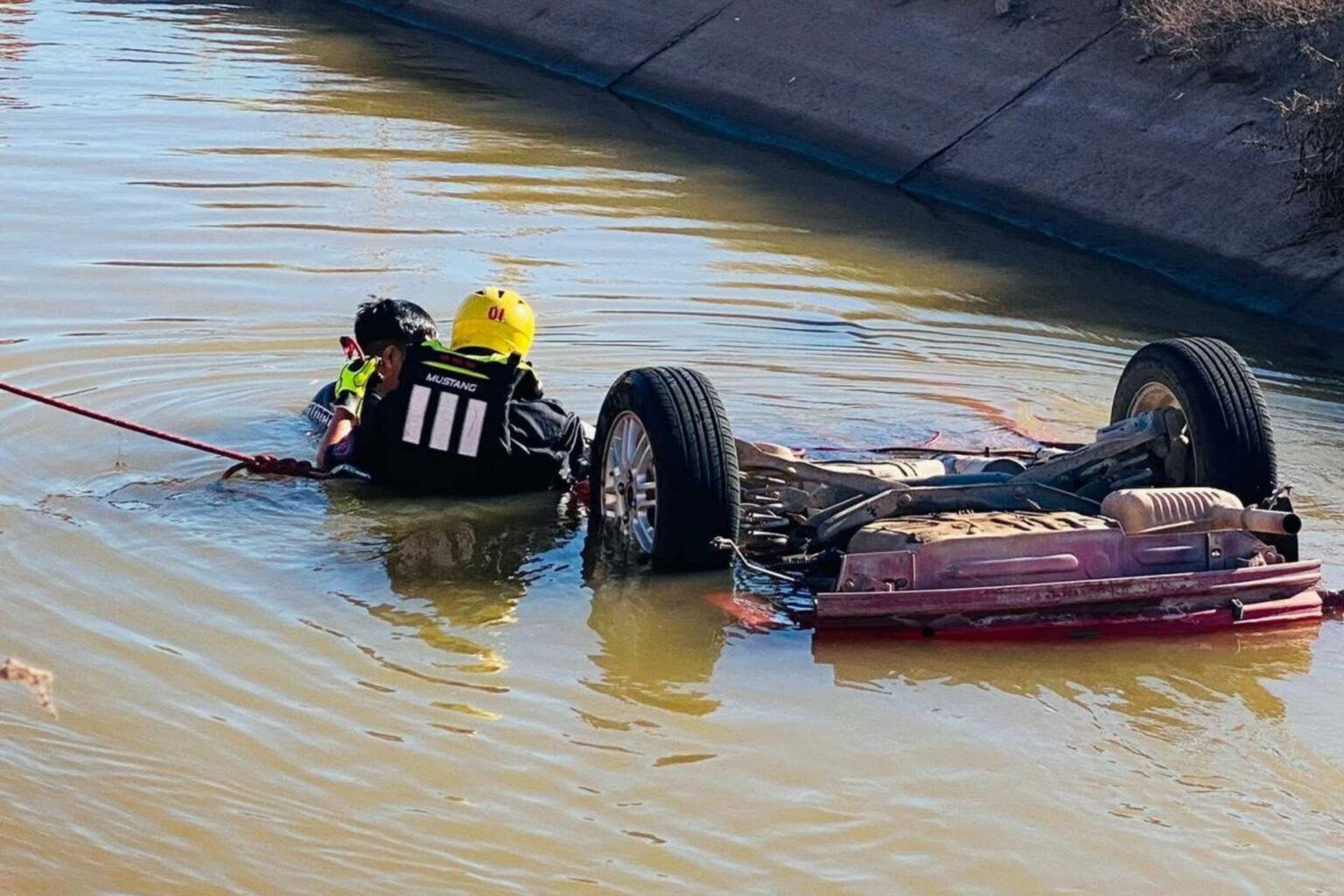 Mueren cuatro jóvenes tras volcar su auto en canal