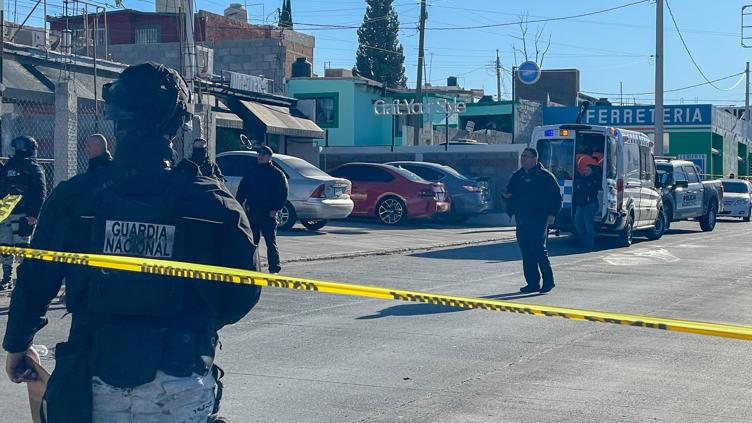 Ejecutan a dos hombres en barbería y dejan a otro herido