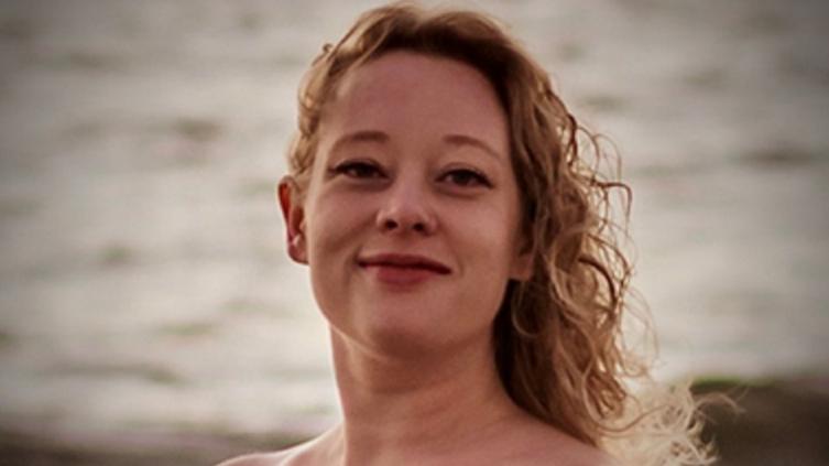 Identifican a mujer baleada por agente del ICE en Minnesota