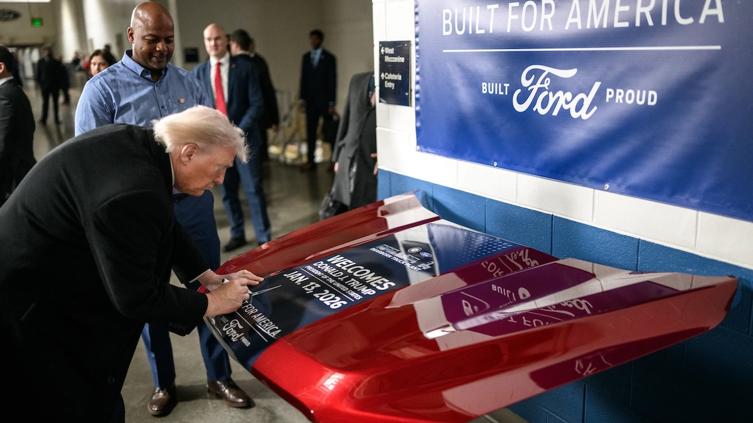 Empleado de Ford protestó vs Trump y él respondió ¡con seña obscena!