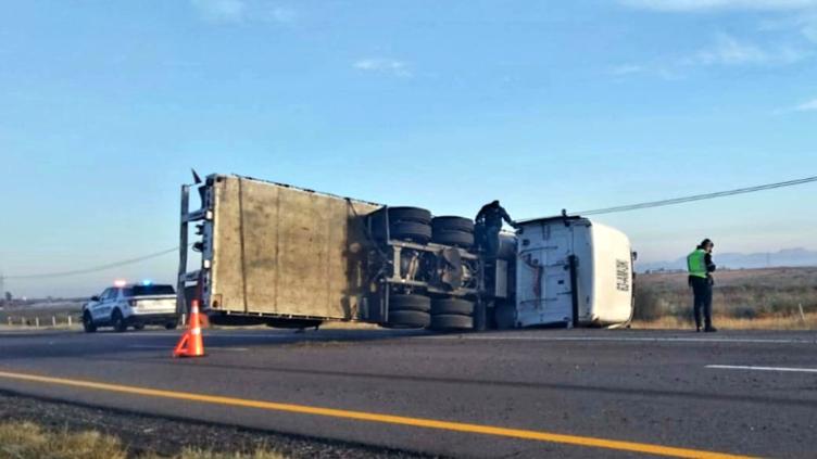Resguardaron SICT y GN volcadura de tráiler en Jiménez-Delicias