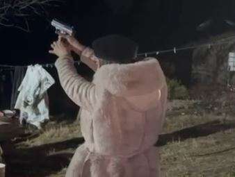 Captan a funcionaria de Guadalupe y Calvo disparando al aire en Año Nuevo