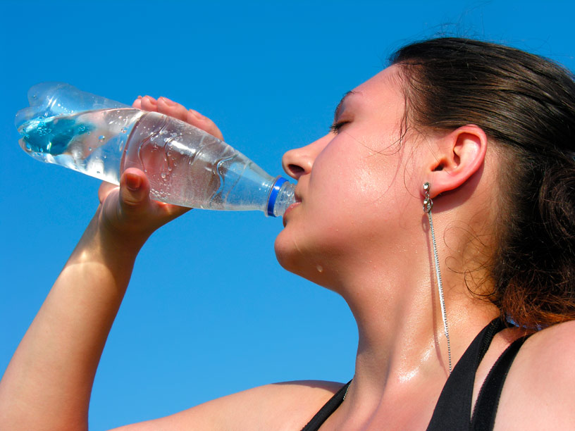 Hábitos simples para mantenerte hidratado durante el día