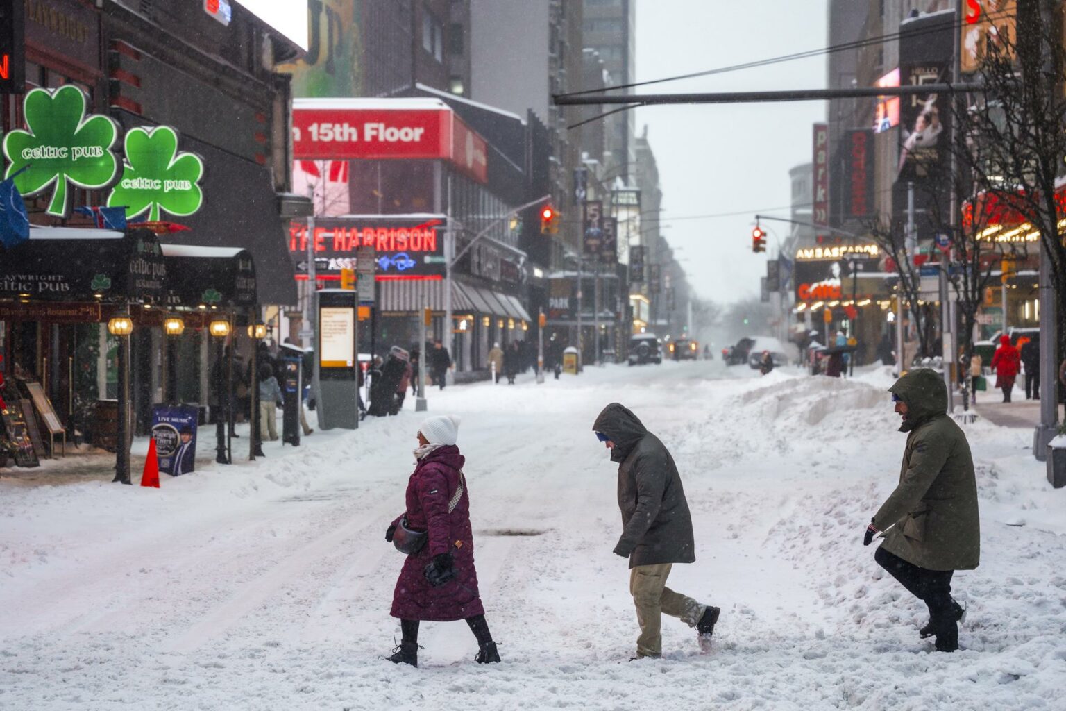 Aumentan a trece las víctimas en Nueva York por primera tormenta invernal de 2026