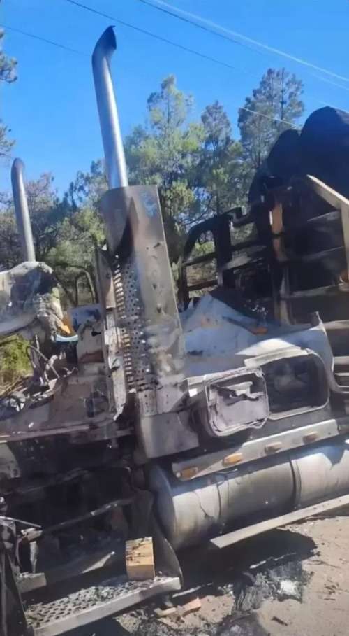 Macabro hallazgo: localizan a tres hombres ejecutados junto a camión calcinado