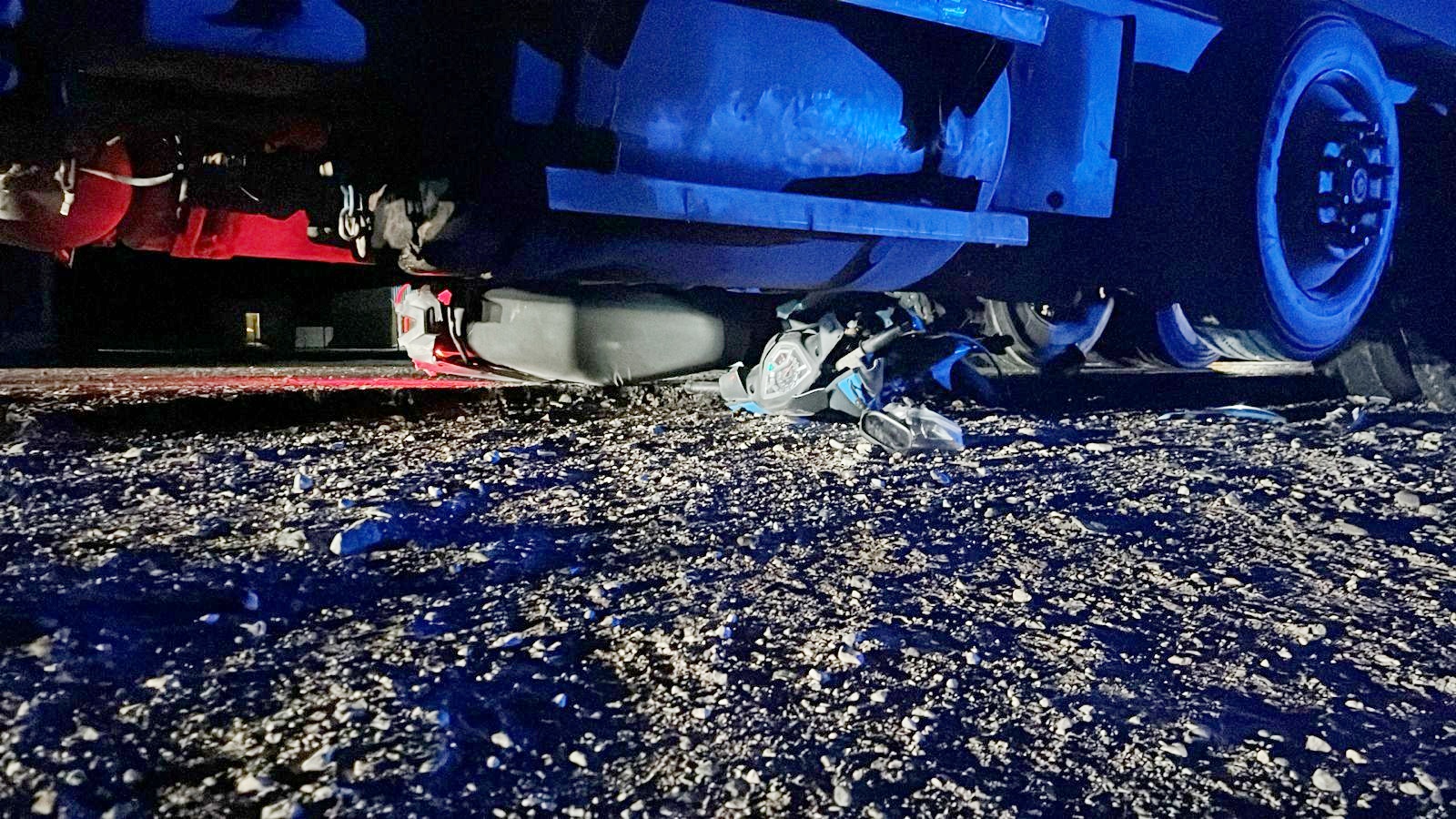 ¡LOS APLASTÓ Y HUYÓ! ???? Muere joven pareja tras ser embestida por un dompe; el responsable escapó