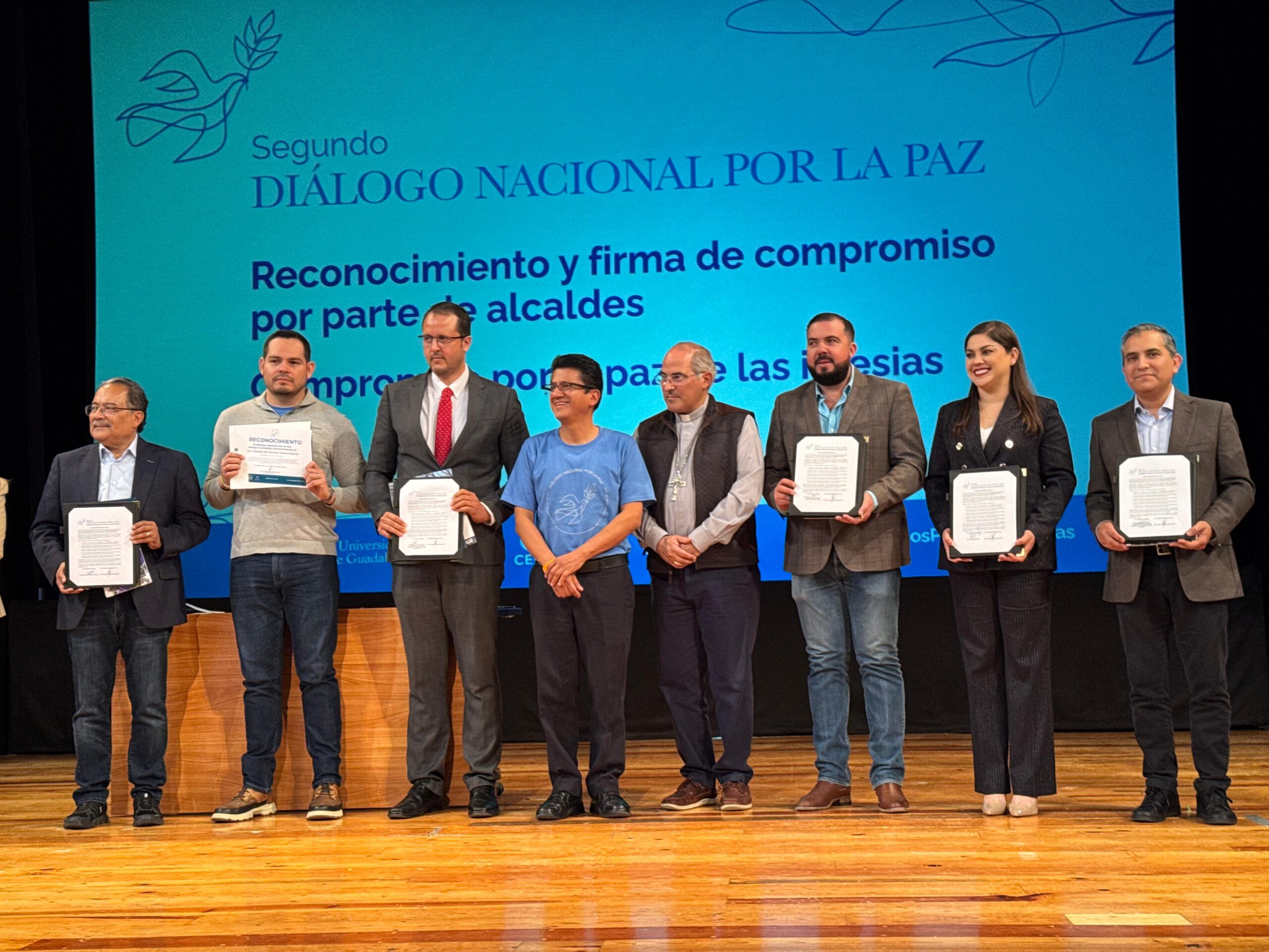 Firma Miriam Soto la Carta Compromiso por la Paz en el Segundo Diálogo Nacional por la Paz