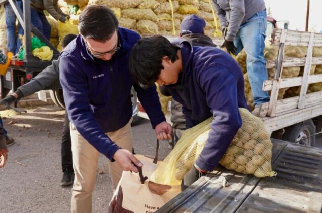 Ahora lleva apoyos alimentarios el regidor Mario Alberto Mata a las colonias Hidalgo, Industrial y Armendàriz