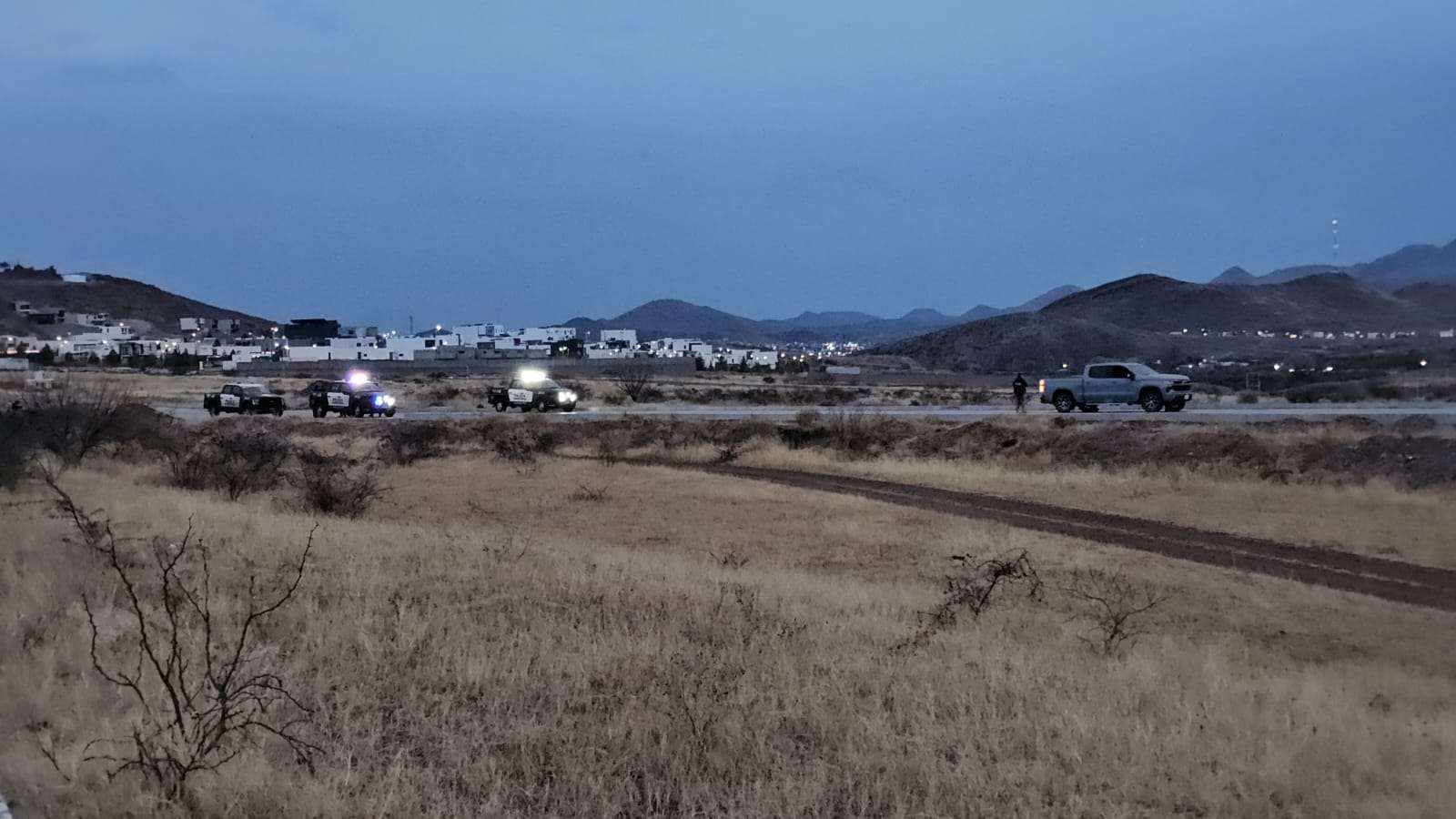 ¡LO CAZARON EN LA CAMIONETA! ???? Hallan a hombre ejecutado en zona de alto nivel; la unidad tenía las luces encendidas