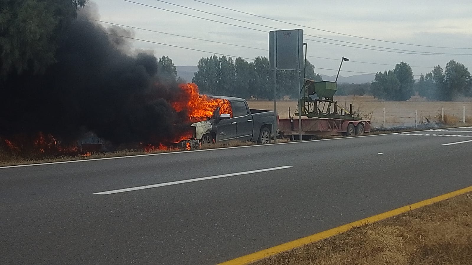 Se incendió auto en la carretera federal; provocó cierre vial