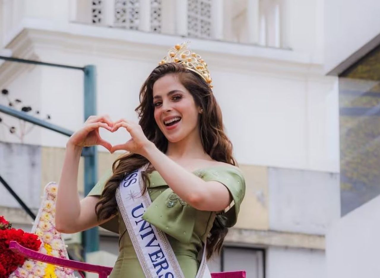 Se desploma Fátima Bosch durante desfile en Ecuador