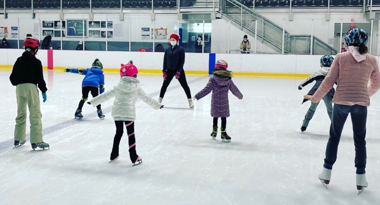 Tiroteo en una pista de hockey en Rhode Island deja un muerto y 4 heridos