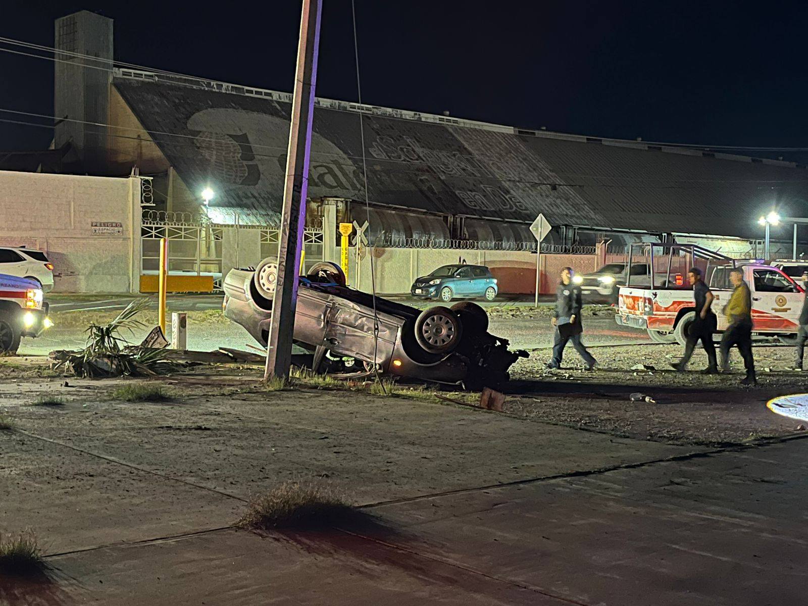 ¡Aparatosa volcadura deja vehículo con las llantas al cielo tras perder el control!