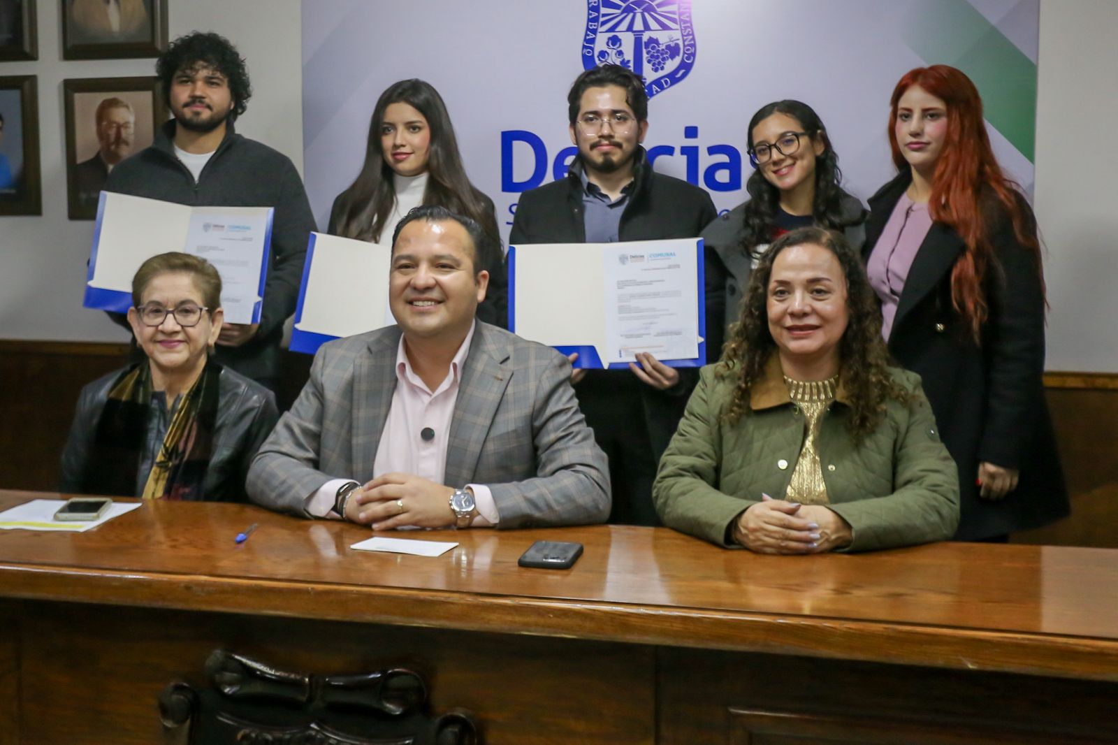 Reconoce Valenciano vocación de servicio de pasantes de Medicina que llevaron salud a las colonias