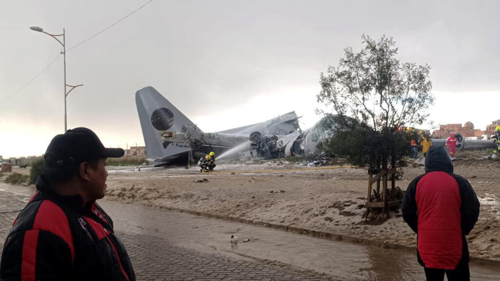 Tragedia en El Alto: Avión militar cargado de dinero se estrella y deja al menos 15 muertos