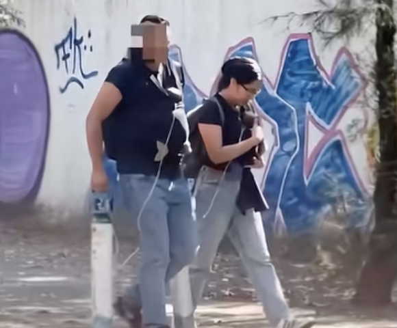 ¡Se acabó el calvario! Regalan troca a los papás que caminaban con bebé y tanque de oxígeno