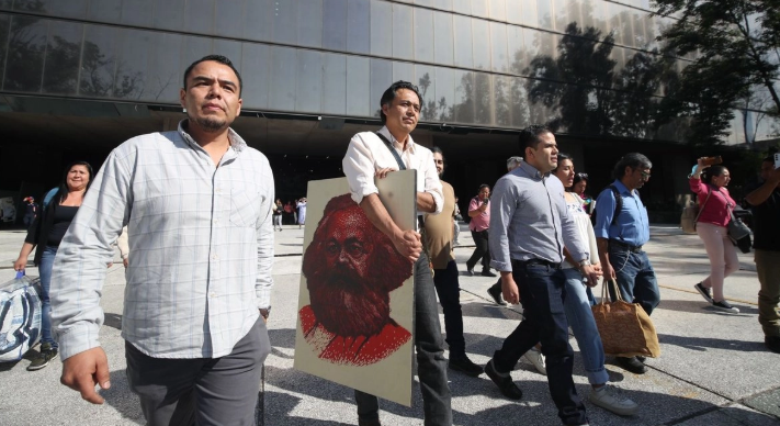 Marx Arriaga es destituido y abandona la SEP tras cuatro días atrincherado en su oficina